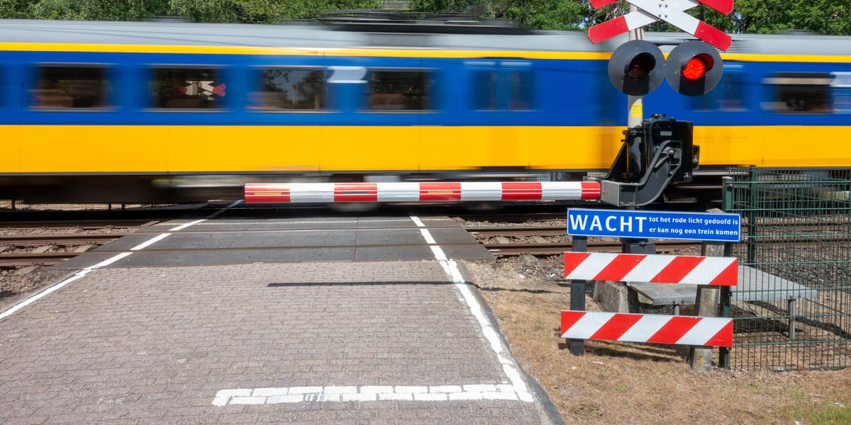 Een stopstreep herken je aan een brede witte lijn vlakbij een stoplicht, treinovergang of stopbord