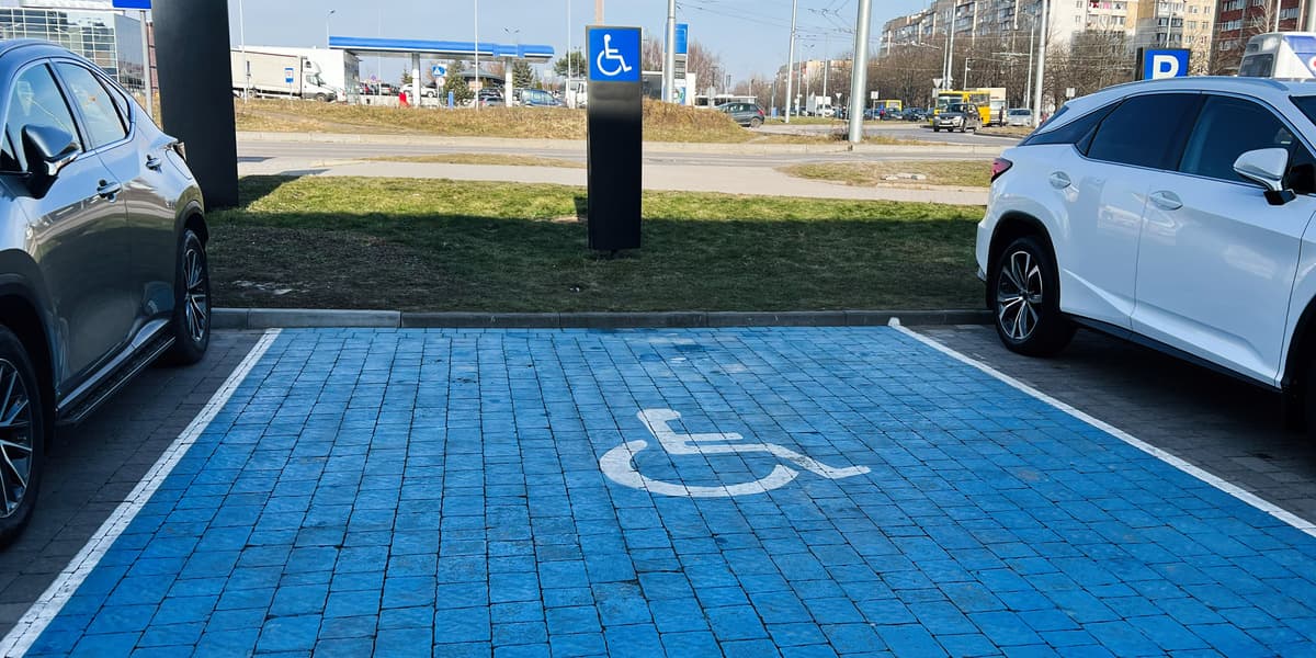 Invalideparkeerplaats herken je aan het bord waar een persoon met rolstoel afgebeeld staat en soms is het parkeervak blauw