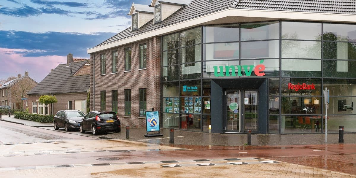 Gevel Univé winkel hypotheekadviseur Lemelerveld aan een straat met fietspad