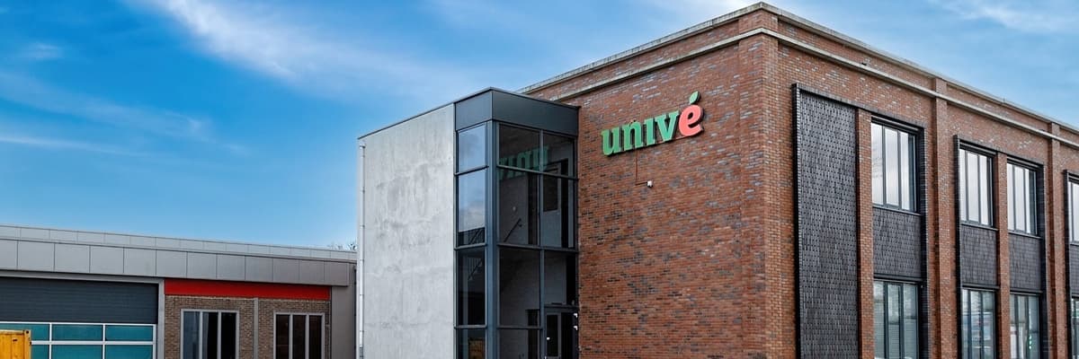 Gevel met logo Univé van winkel hypotheekadviseur Dalfsen