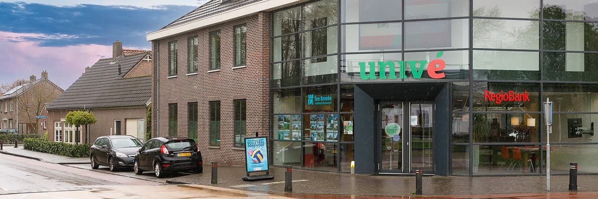 Gevel Univé winkel hypotheekadviseur Lemelerveld aan een straat met fietspad