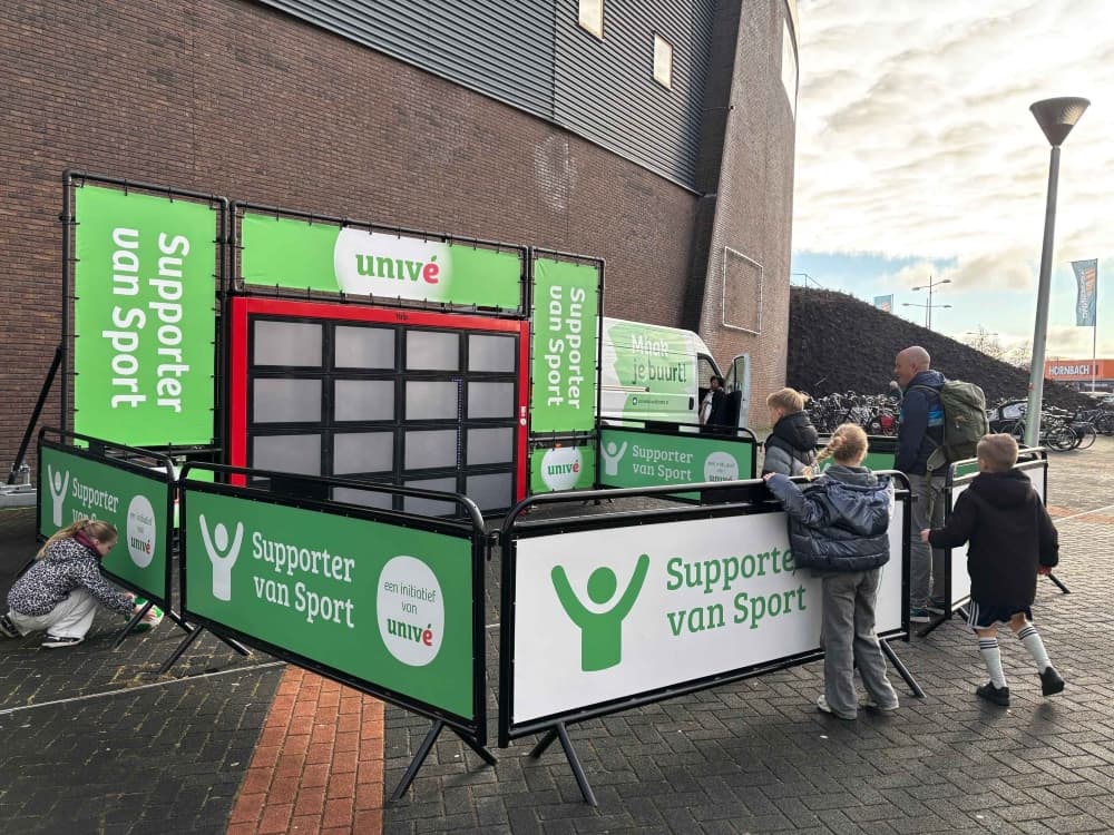 Supporter van Sport Voetbalmuur met spelende kinderen