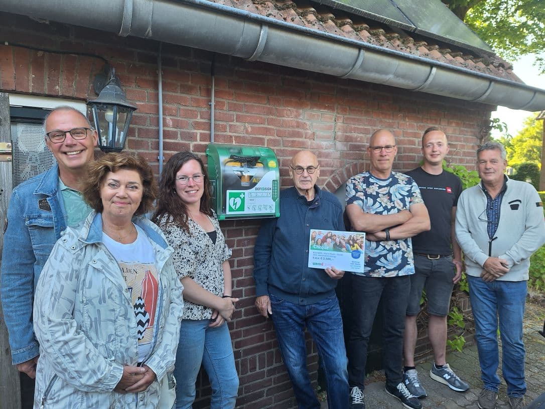 BuurtAED voor Kleine Raalt in Gendt met buurtbewoners - gedoneerd door Stichting voor Elkaar Univé
