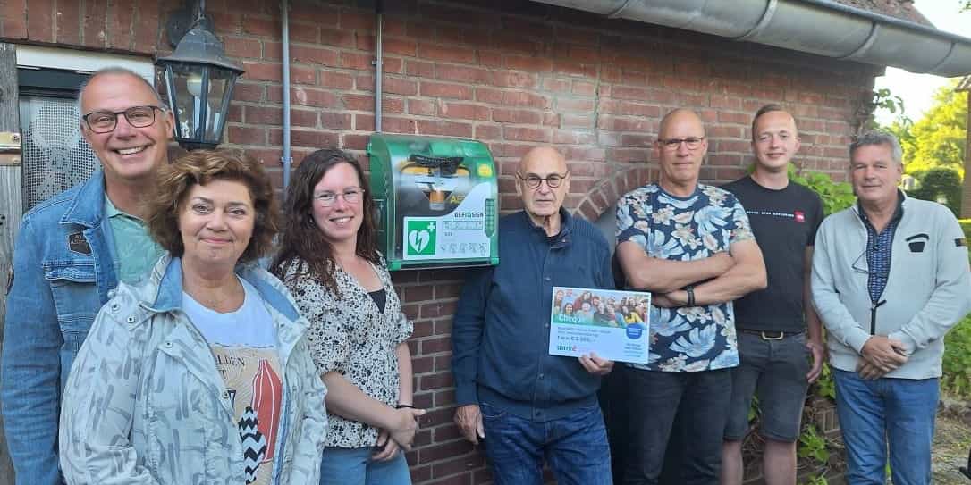BuurtAED voor Kleine Raalt in Gendt met buurtbewoners - gedoneerd door Stichting voor Elkaar Univé