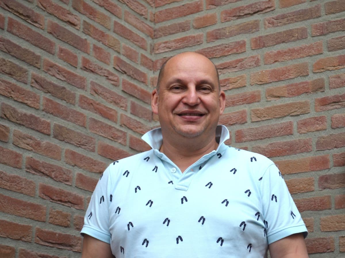 Univé-lid Martin de Waal voor zijn huis in Etten-Leur