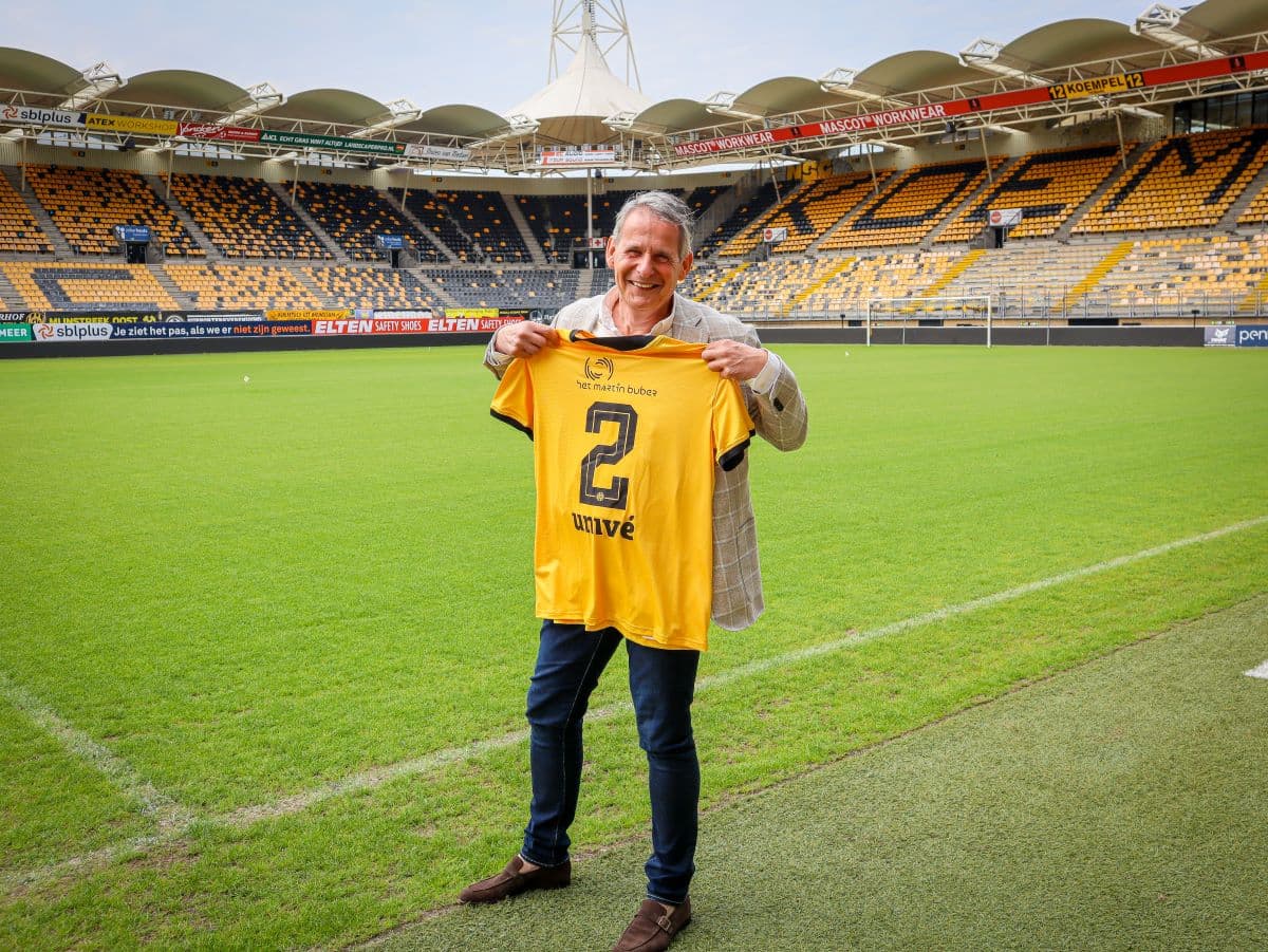 Francis Pickott van de Raad van Bestuur toont in het Parkstad-stadion in Kerkrade lachend een Roda JC-voetbalshirt