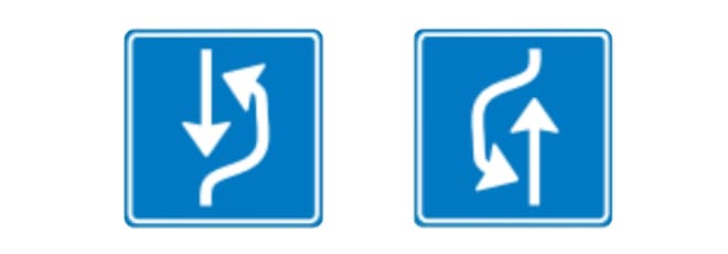 Twee ronde blauwe verkeersborden. Links bord L20: een pictogram van een witte pijl die zich van onderen naar boven om een pictogram van een rechte witte pijl buigt die van boven komt. Rechts bord L21: een pictogram van diezelfde witte pijl die nu van onderen naar boven recht omhoog gaat, waarbij juist de pijl die van boven komt zich nu ombuigt.