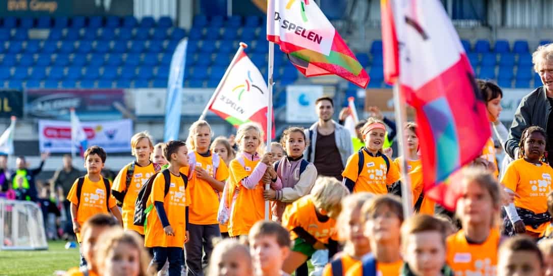 Een optocht van kinderen tijdens De Spelen in Roosendaal