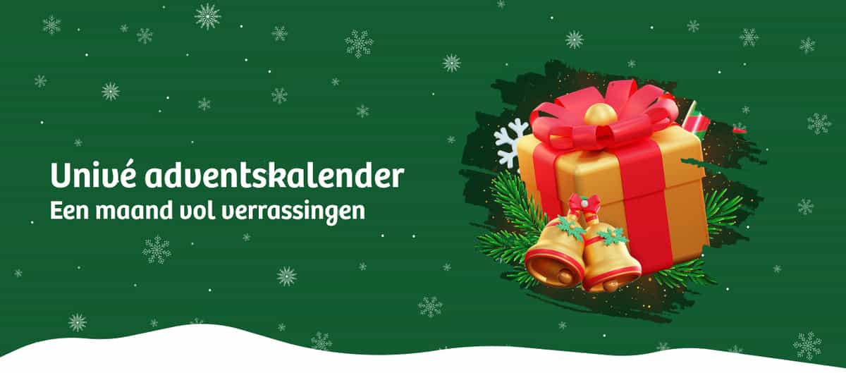 Groene kerstachtige achtergrond met sneeuwvlokken, links de tekst ‘Univé adventskalender – Een maand vol verrassingen’, en rechts een groot goud-rood cadeau met strik, dennegroen en twee gouden kerstbellen."