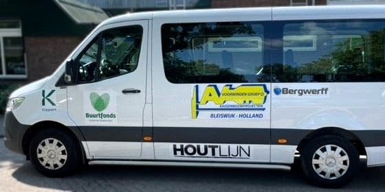De 3B-Bus, een witte bus voor seniorenvervoer in Lansingerland. Op de linker deur is het logo van Stichting Univé Het Groene Hart Buurtfonds te zien.