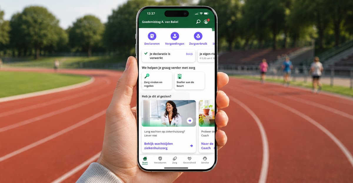 Hand houdt een smartphone vast met een zorg-app open. Op het scherm staan opties voor declareren, vergoedingen en zorggebruik, plus informatie over een verwerkte declaratie en zorg regelen. Op de achtergrond is een atletiekbaan te zien met enkele hardlopers.