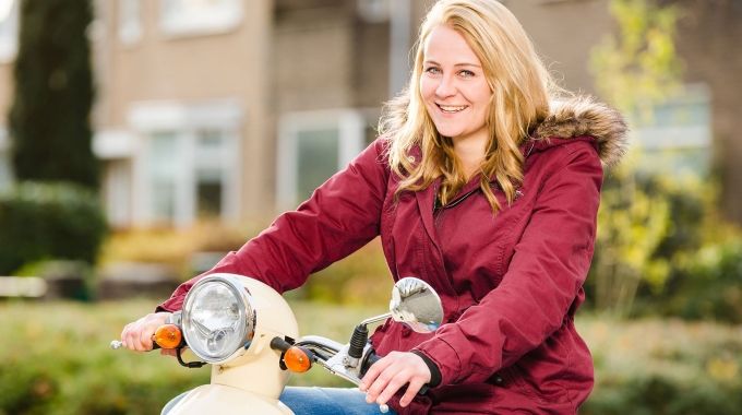 Verzekering scooter voor 16-jarige: wat houdt het in? - Univé